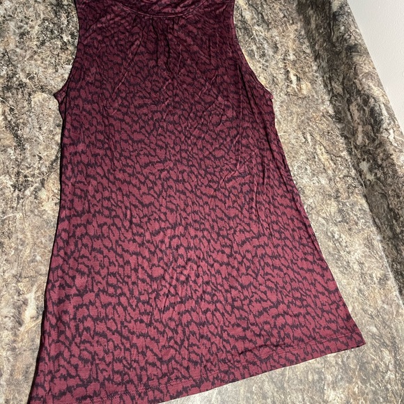 Like new Banana Republic size small tank. Navy & maroon leopard print. 28” long - Picture 6 of 8